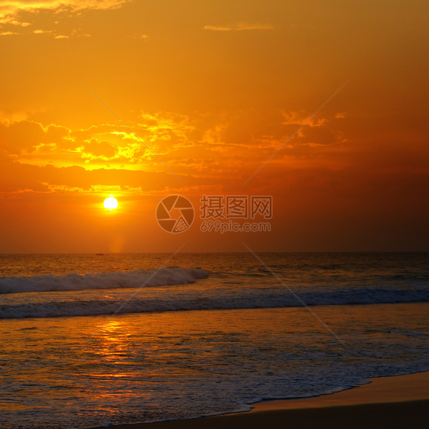 海边的滩和金色太阳升起明亮的美丽背景图片
