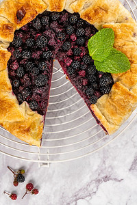 黑莓派夏天的馅饼新鲜野生黑莓图片