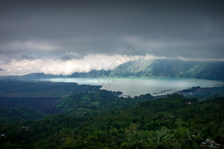 巴利因多尼西亚贡巴图火山和湖背景图片