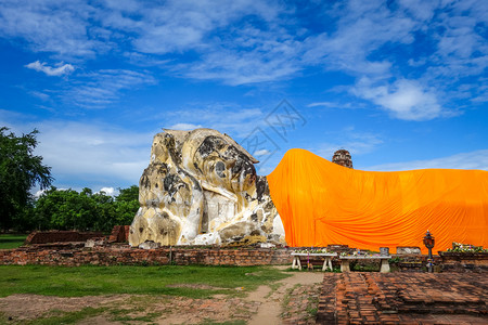 卧佛雕像在watlokayasutharam寺庙大城府泰国卧佛泰国大城府罗卡雅苏塔兰寺背景图片