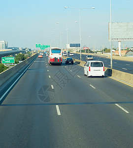 高速公路BangkoThailnd上的交通车辆和公共汽图片