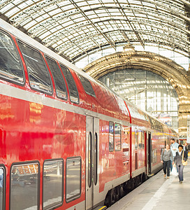 登上列车的人在法兰克福主火车站德意志背景图片