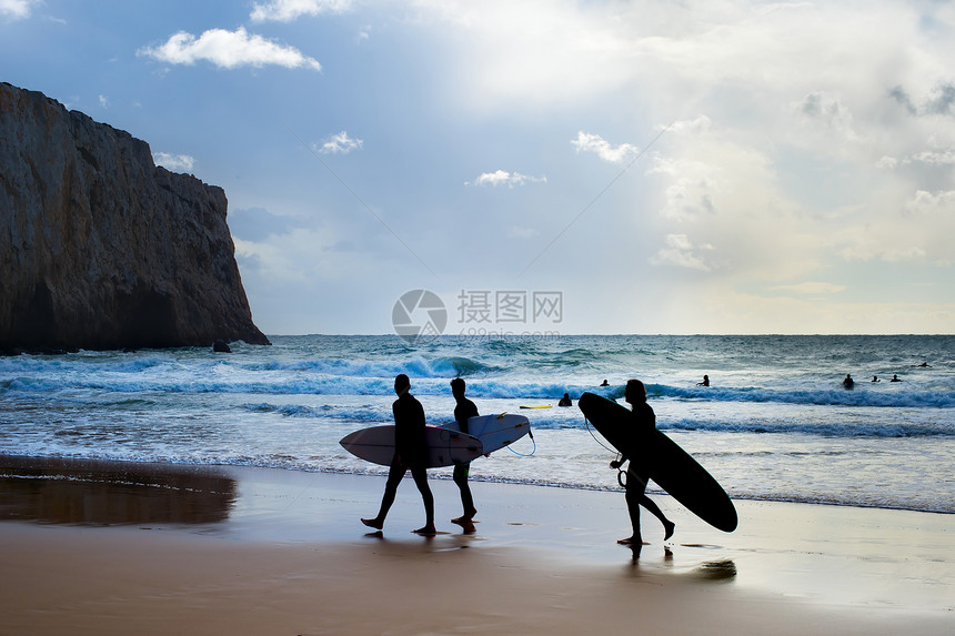 沙滩上有冲浪板的者群体图片
