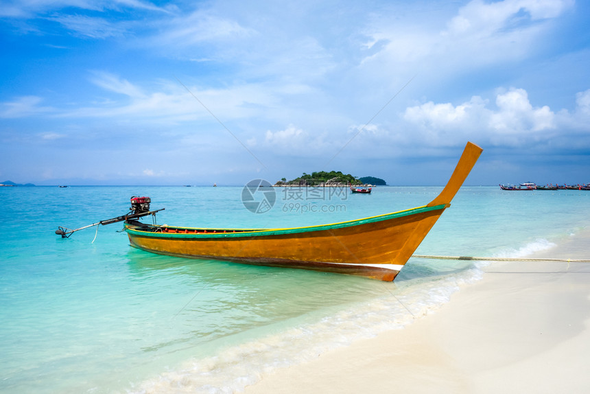 日出海滩上传统的长尾船泰国河口的牛嘴唇泰国河口的长尾船泰国河口的牛嘴唇长尾船图片