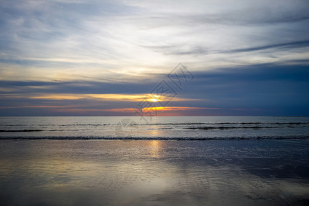 泰国普吉岛奈阳海滩上的日落泰国普吉岛夕阳下的奈阳海滩图片