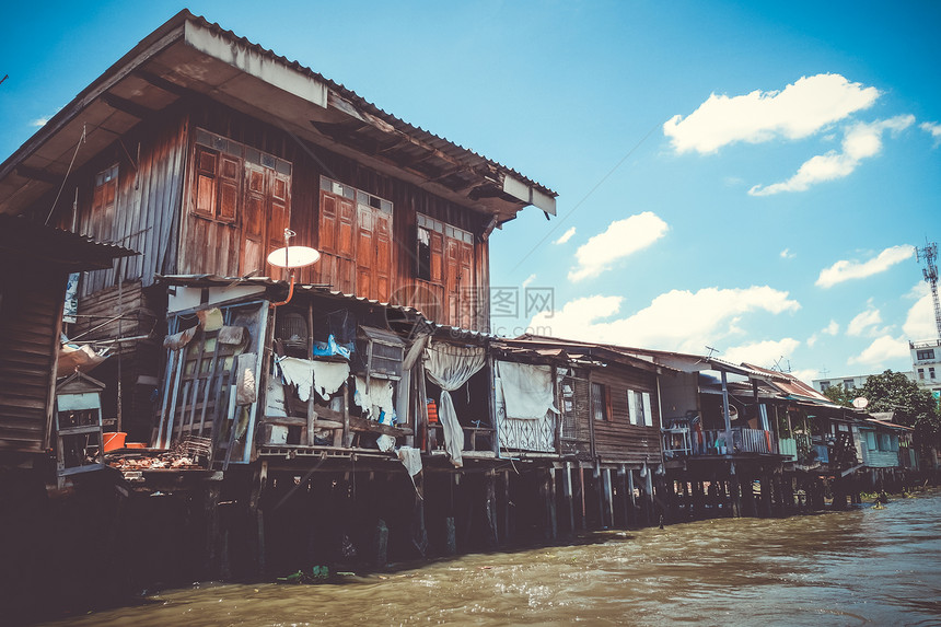 在khlongakothailnd上的传统老房子在khlongtailnd上的传统房子图片