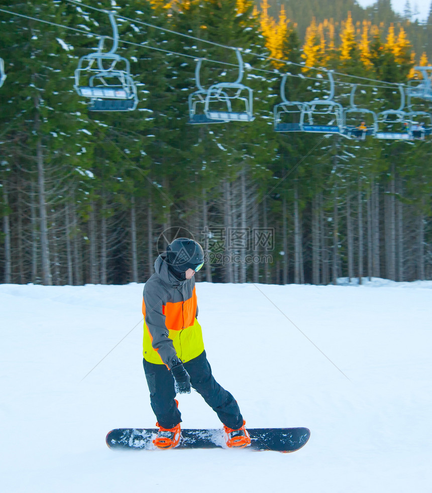 男孩在雪地滑雪图片