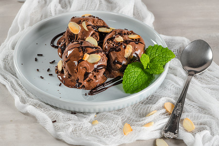 巧克力冰淇淋和杏仁片薄荷叶图片