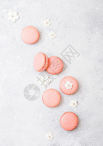 粉红甜点蛋糕面或有白甜花的马卡龙在石器厨房背景上图片