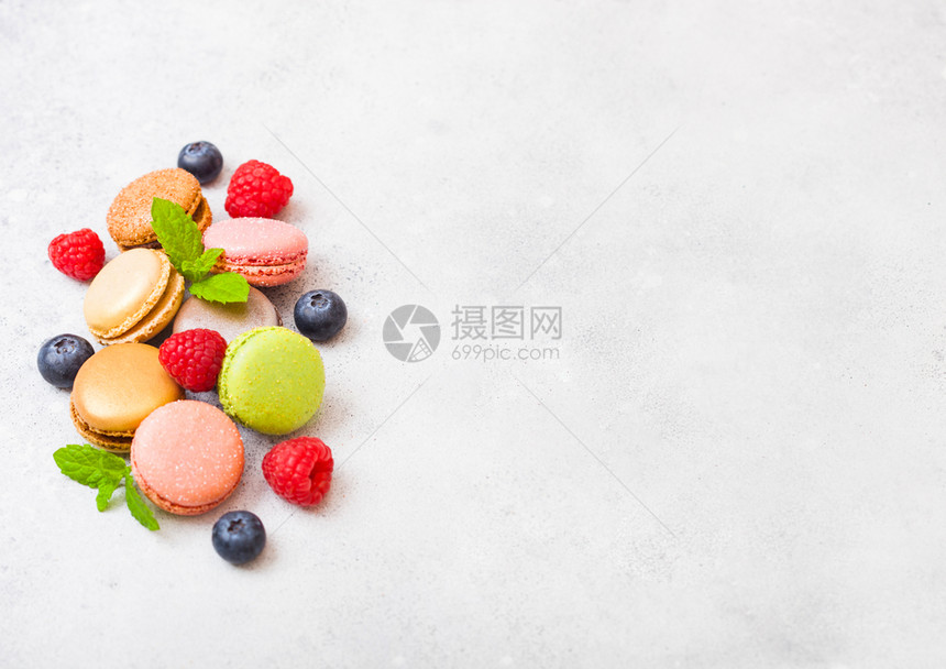 甜点蛋糕马卡龙或有草莓和蓝的马卡龙图片