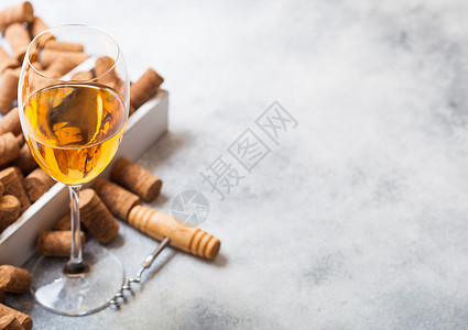 葡萄酒箱玻璃白葡萄酒装有软木箱和叉子开瓶器放在石厨桌背景上顶部视图背景