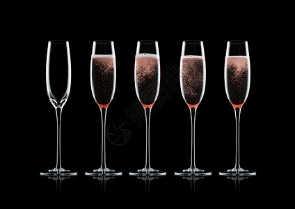 玫瑰粉红香槟杯黑色背面有泡黑色背景有反光图片