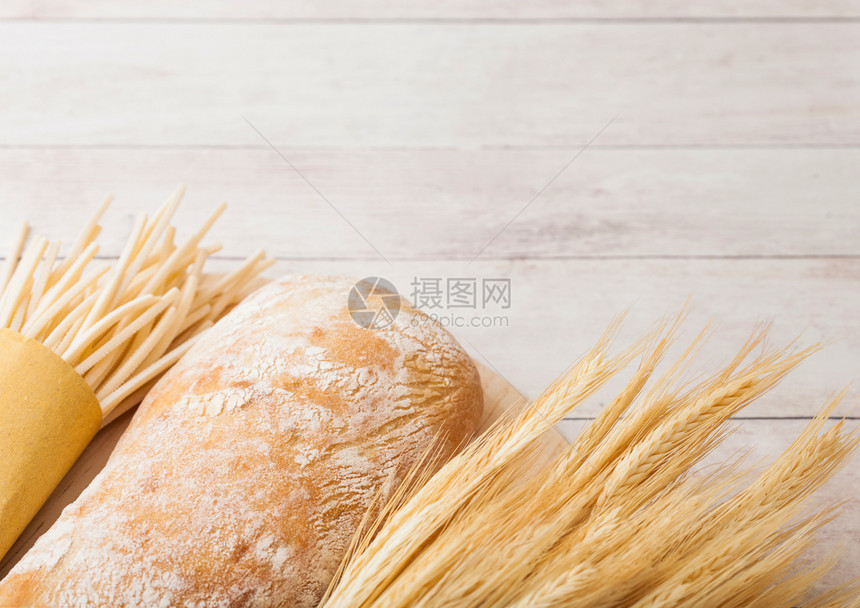 新鲜自制意大利面包配有原小麦和木本面上的意大利条图片