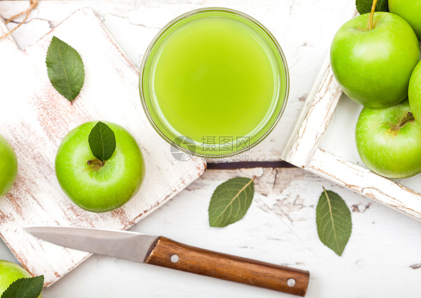 玻璃杯新鲜有机苹果汁绿色盒装在木头背景的盒子里图片