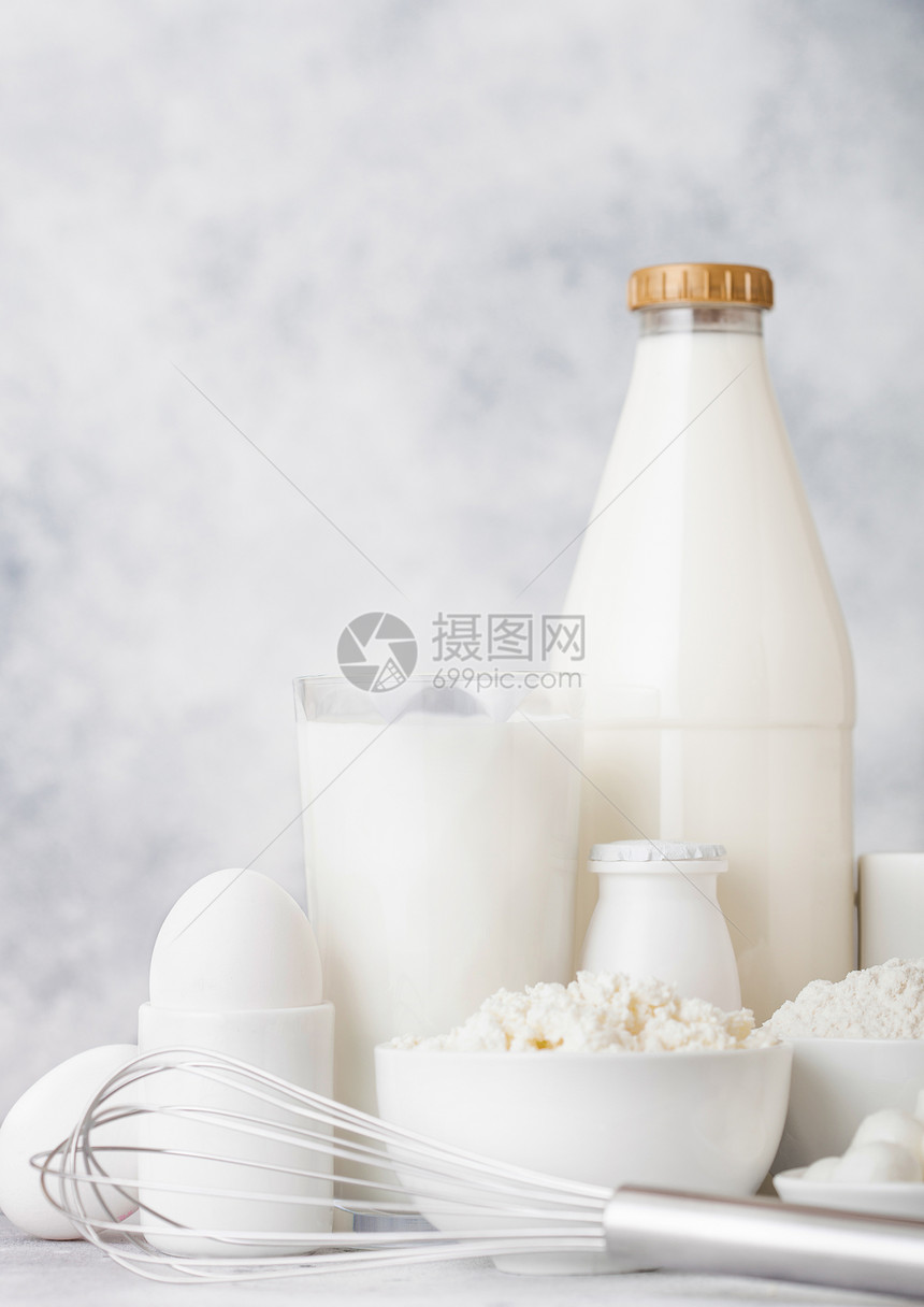 新鲜奶制品和搅拌器图片