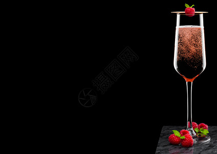 粉红玫瑰香槟的优雅杯子红莓加鲜果和薄荷叶黑色大理石板上底图片