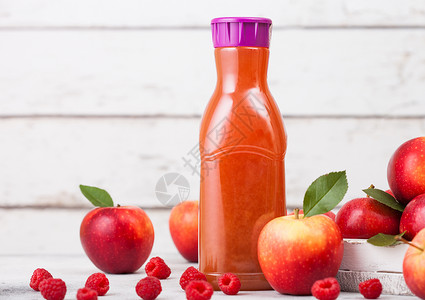 鲜有机苹果和草莓汁瓶装鲜果子木质背景文本空间高清图片
