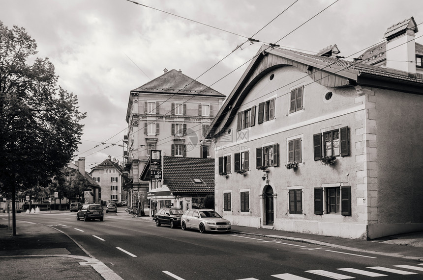 2013年9月6日苏黎世的沙泰尔瑞士富彩的古老建筑和在LaChuxdefons的街道上图片