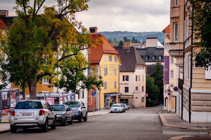 2013年9月6日苏黎世的沙泰尔瑞士富彩的古老建筑和在LaChuxdefons的街道上图片
