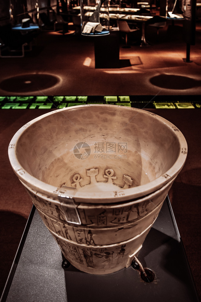 2013年9月6日国际时钟制博物馆lachuxdefamis的NeuthcaelSwzrland古老的董希腊水时钟这是Swis观图片