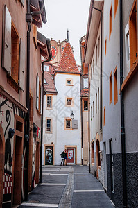 2013年9月6日中世纪古城的沙泰尔瑞士小型巷旧建筑和钟塔图片