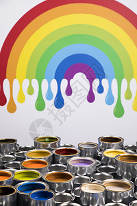 彩虹色油漆彩虹有色油漆的锡金属罐背景