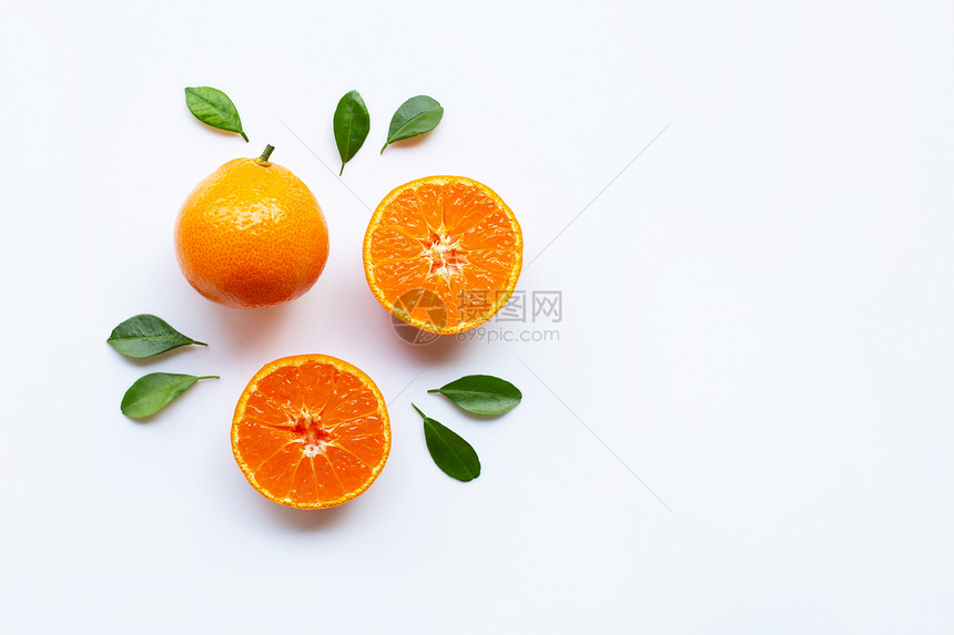 白色背景的橙水果和绿叶复制空格图片