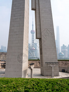 人民和在迷雾的当天以上海背景为的英雄通过纪念碑对上海天际的迷雾观感图片