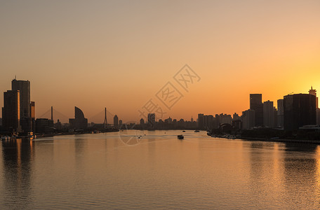 洋浦日出时在上海的黄浦河向阳桥看下游在上海的黄浦河日出背景