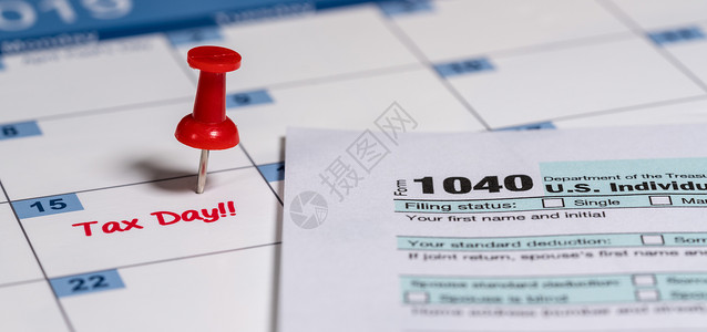 美国国税局2018年所得税申报表104的简化表格14的印本并提醒15209年截止日期背景