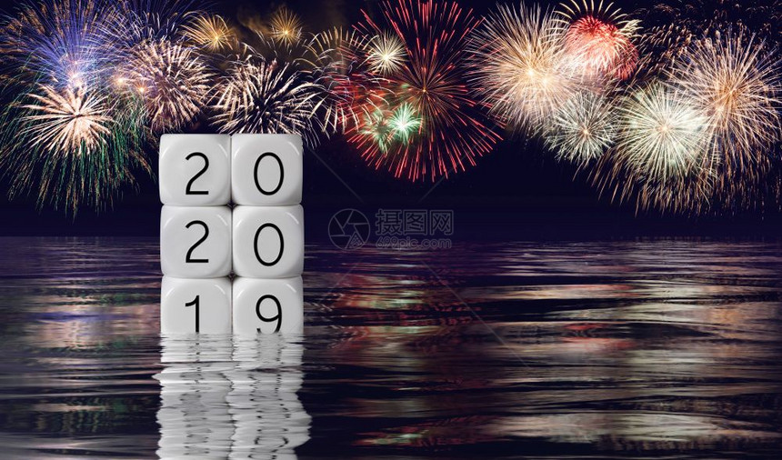 显示2019年沉入海洋的日历区块从背景中的烟花开始和20年新假日背景历组合图片