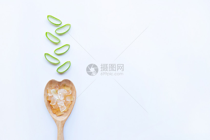 心形木勺里的芦荟肉图片