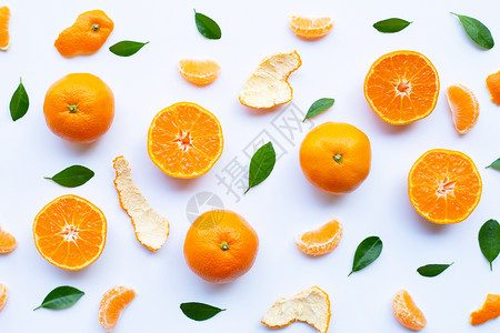 白底带皮叶和绿的新鲜橙色柑橘水果图片