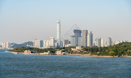 穿越古朗圭岛的前方其背景是的西门人背景现代建筑位于西门的天线上古朗圭岛位于前方背景图片