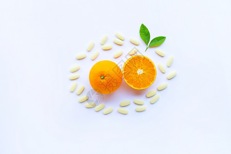 白底带橙果的维生素c药丸图片