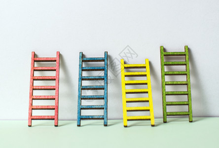 墙上的多色梯子糊调成功和增长的概念商业隐喻图片