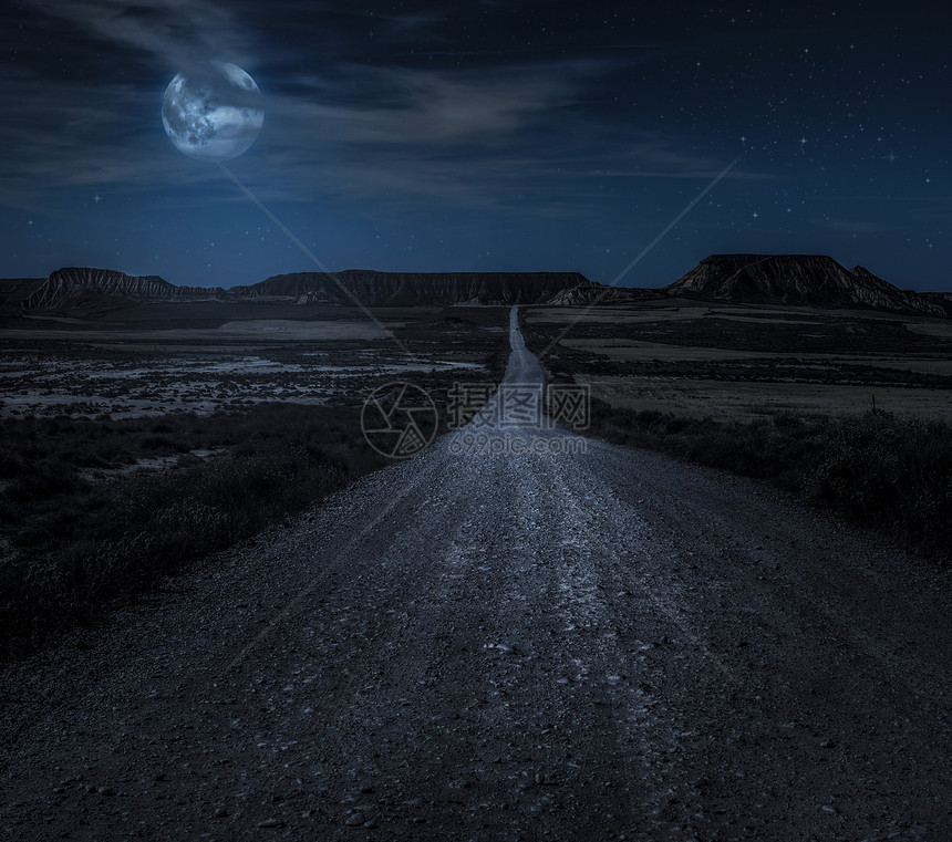 黑夜的月光和道路图片