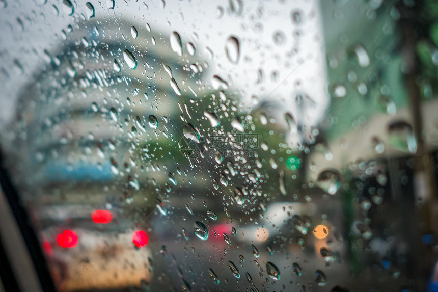 挡风玻璃上的雨滴图片