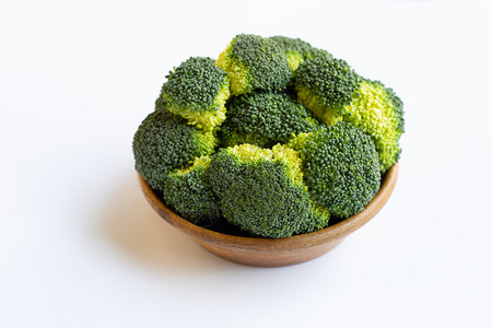 白底的木质花椰菜碗健康绿色有机蔬菜图片