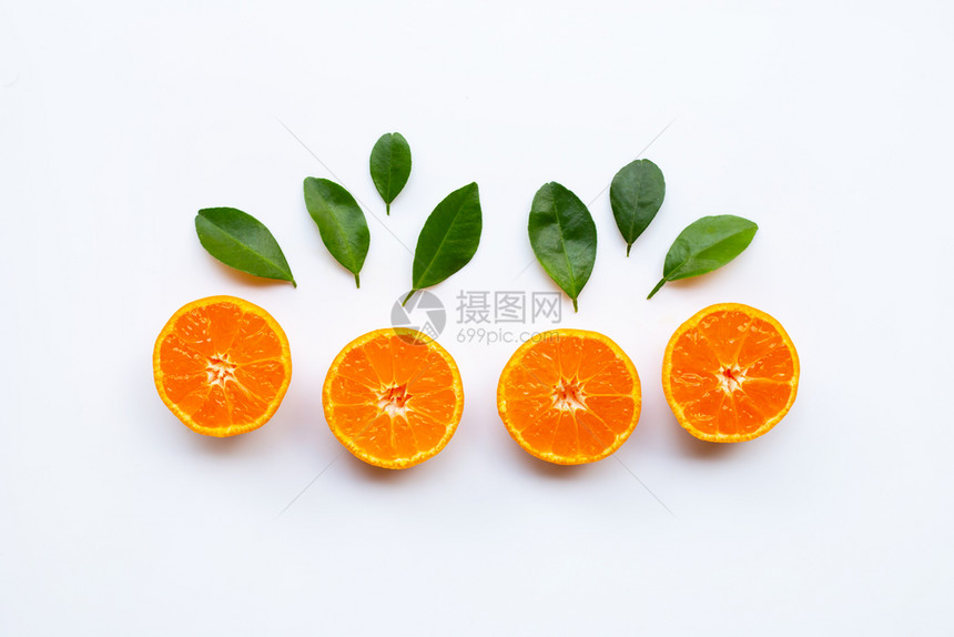 白背景有叶子的橙色水果图片