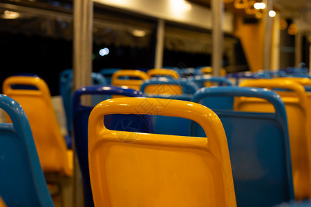 夜间在渡轮船上的黄色和蓝座位图片
