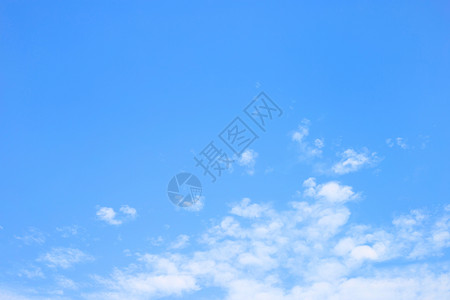 带云的蓝色天空背景复制间图片