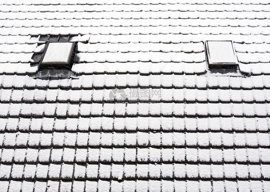 冬季屋顶砖块被雪覆盖图片