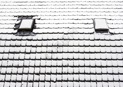 被雪装饰建筑冬季屋顶砖块被雪覆盖背景