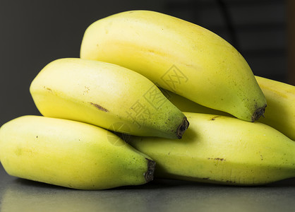 5个黄色香蕉以灰和深底为5个黄香蕉的平方图片