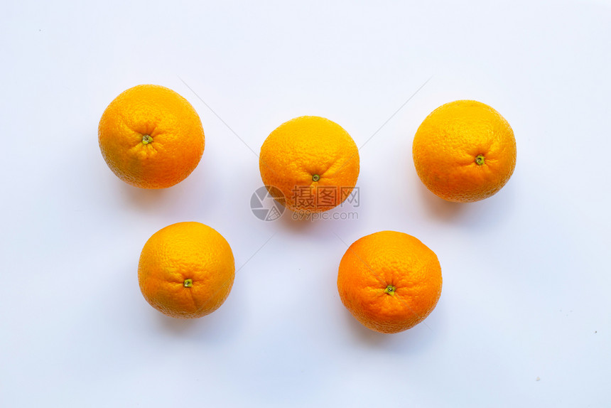 白色木背景的新鲜橙色柑橘水果顶部视图图片