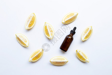 白底含柠檬基本油的瓶装柠檬图片