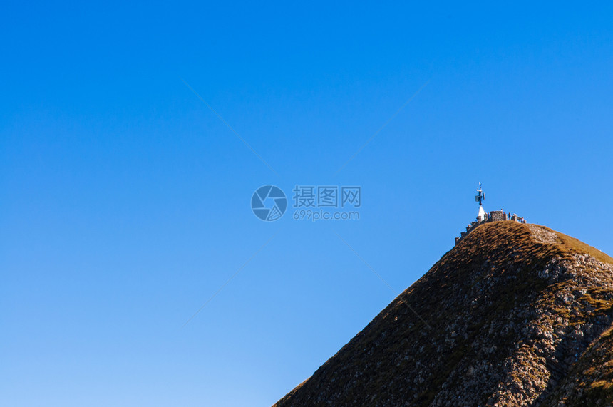 蓝天顶蓝的丁泽山顶图片