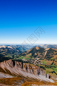 山谷中的哈格勒峰和索伦堡镇从蓝天的布赖泽转角背景图片
