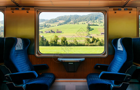 告示栏2013年9月4日013告示者swihzerlandswi农村田美丽的和平景色通过火车窗口背景